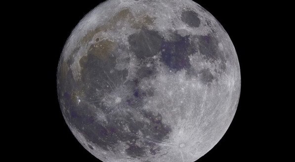 A fase de máximo eclipse, quando a umbra da Terra cobre uma parte substancial da lua, começará às 17h14.