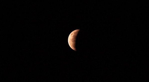 O eclipse parcial da lua terminará quando o satélite terrestre sair da umbra e entrar na penumbra, marcando um segundo estágio de eclipse penumbral às 18h52. O evento se encerrará às 19h26.