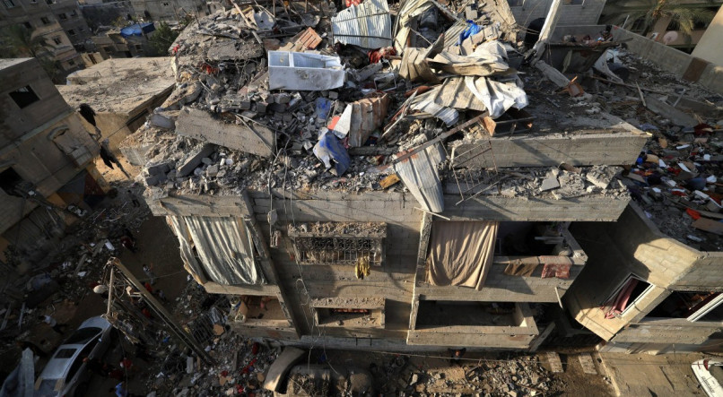 Edifício destruído após o bombardeio israelense na Faixa de Gaza, na cidade palestina de Khan Yunis, no sul de Gaza