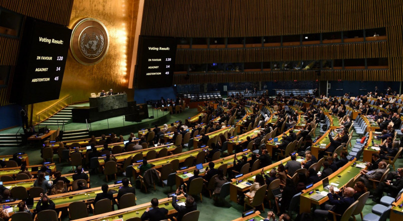 A Assembleia Geral da ONU, que reúne os 193 Estados-membros das Nações Unidas, retomou o tema depois que o Conselho de Segurança rejeitou resoluções