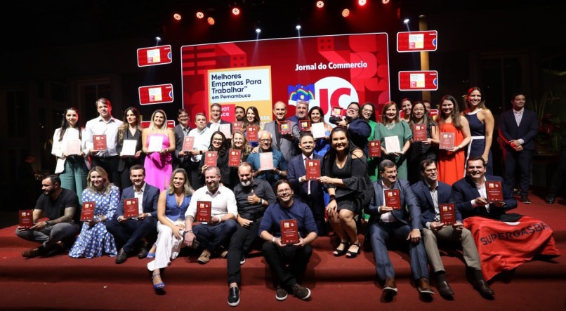 30 representantes das empresas ganhadoras do selo de reconhecimento GPTW 2023 posam com os prêmios no palco do Arcárdia Apipucos, na Zona Norte do Recife