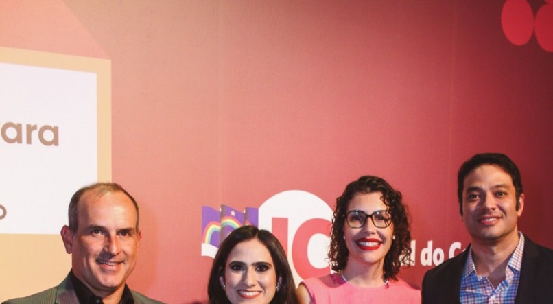  Flavio Scalco e Letícia Rovaris, representantes da Solar Coca-Cola, junto com Lia Sabadia, consultora do GPTW, e Carlos Humberto, diretor comercial e marketing do SJCC