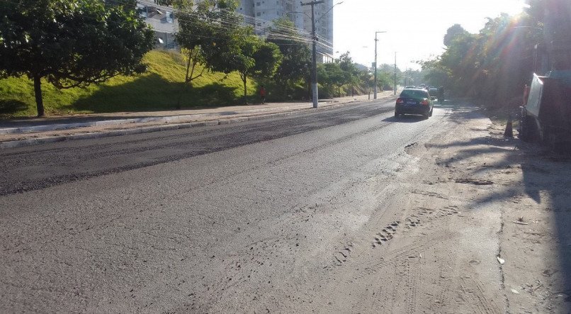 Asfalto de péssima qualidade na Estrada do Frio
