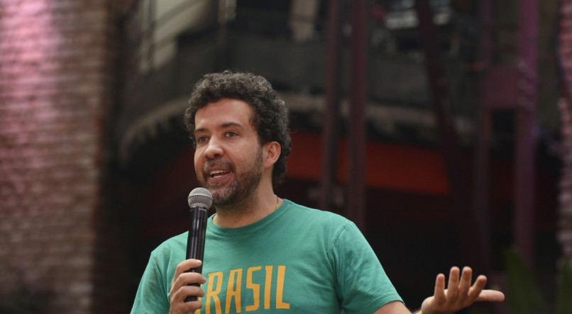 Janones afirma que usou fake news deliberadamente durante campanha de Lula para prejudicar Jair Bolsonaro e cita exemplos, confira