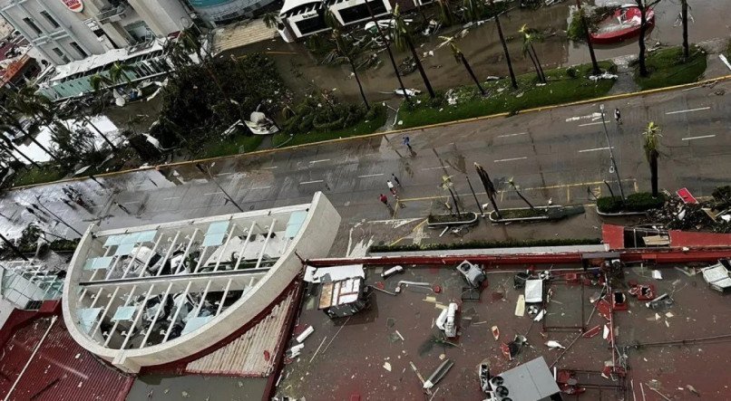 Faixada do Hotel Emporio, em Acapulco, foi destruída pela passagem do furacão Otis