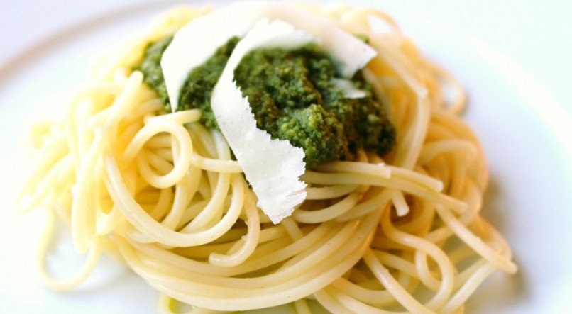 Molho pesto no macarrão; massas