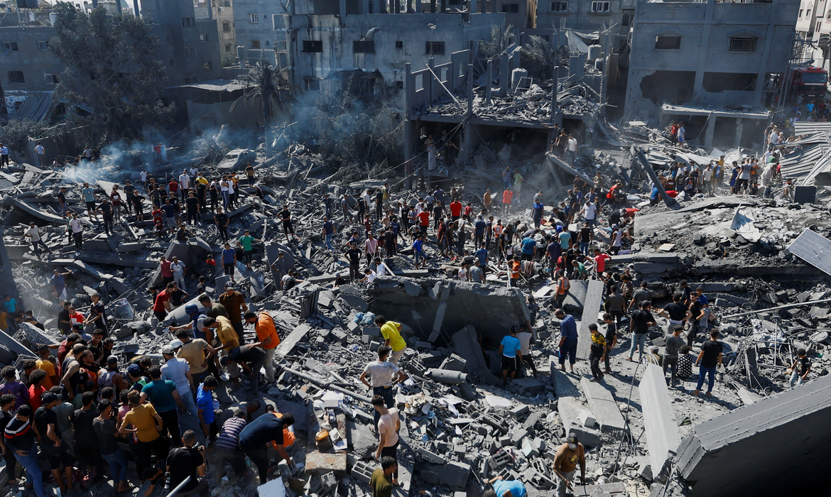 Prédio ao lado de casa de brasileiro é bombardeado na Faixa de Gaza