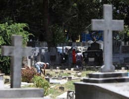 Preparativos Dia de Finados - Cemitério Santo Amaro - Limpeza - Túmulos - Menina sem nome - Chico Science - Eduardo Campos - Miguel Arraes - Recife - Finados 