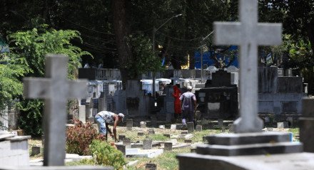 Preparativos Dia de Finados - Cemitério Santo Amaro - Limpeza - Túmulos - Menina sem nome - Chico Science - Eduardo Campos - Miguel Arraes - Recife - Finados 