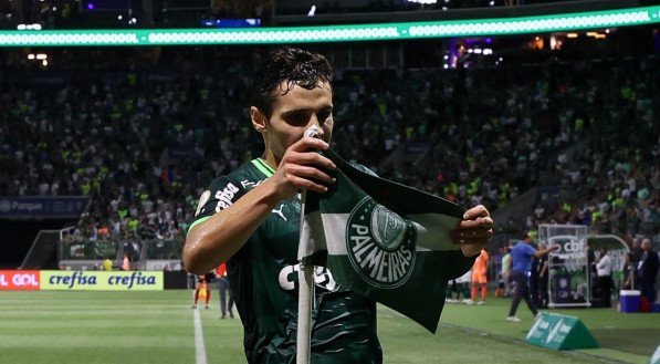 Raphael Veiga &eacute; titular no Palmeiras contra o Flamengo pela 33&ordf; rodada do Brasileir&atilde;o