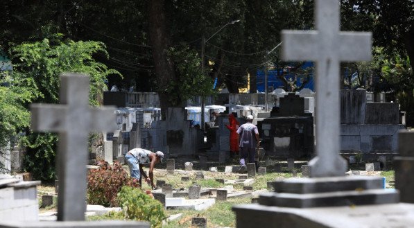 Preparativos Dia de Finados - Cemitério Santo Amaro - Limpeza - Túmulos - Menina sem nome - Chico Science - Eduardo Campos - Miguel Arraes - Recife - Finados 