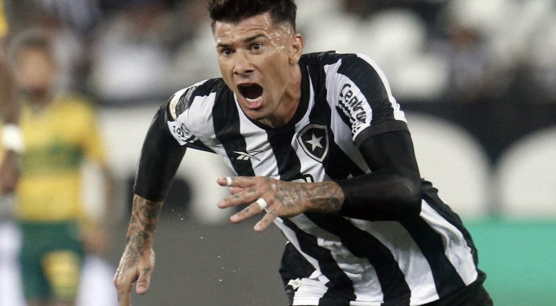 Cuesta &eacute; titular na zaga do Botafogo contra o Vasco pela 32&ordf; rodada do Brasileir&atilde;o