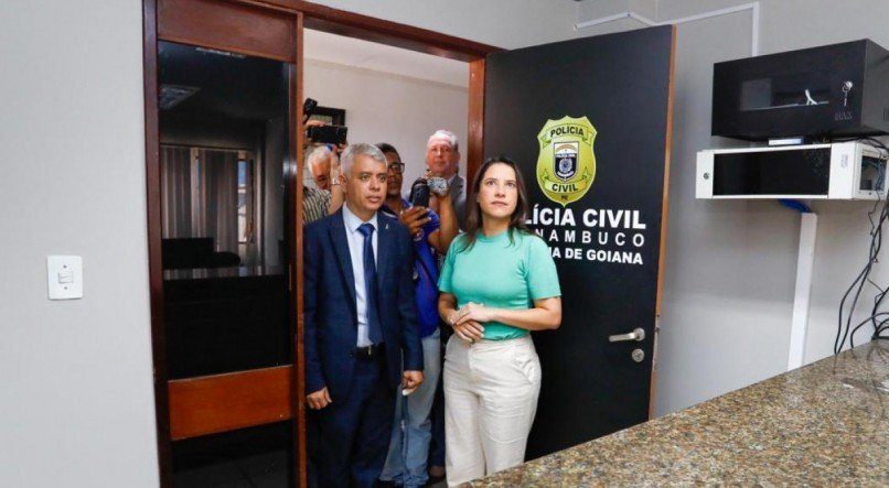 Raquel Lyra em sede da Polícia Civil