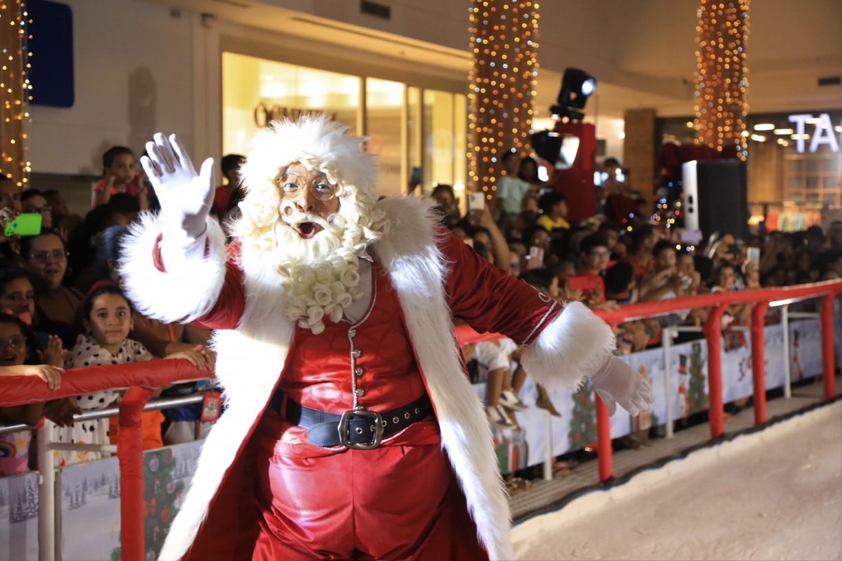 Papai Noel chega ao Shopping Guararapes patinando no gelo e cheio de encantos