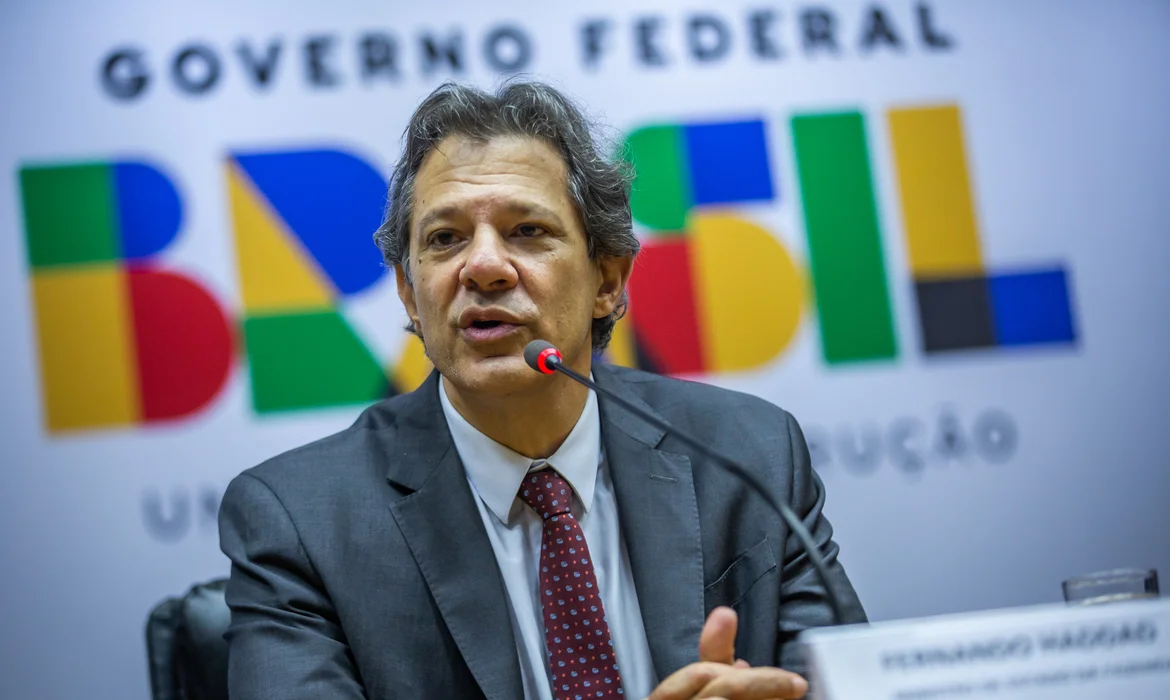 Haddad diverge de petistas após críticas: "Não é verdade que déficit faz economia crescer"