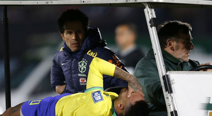 Neymar &eacute; submetido a cirurgia no joelho esquerdo