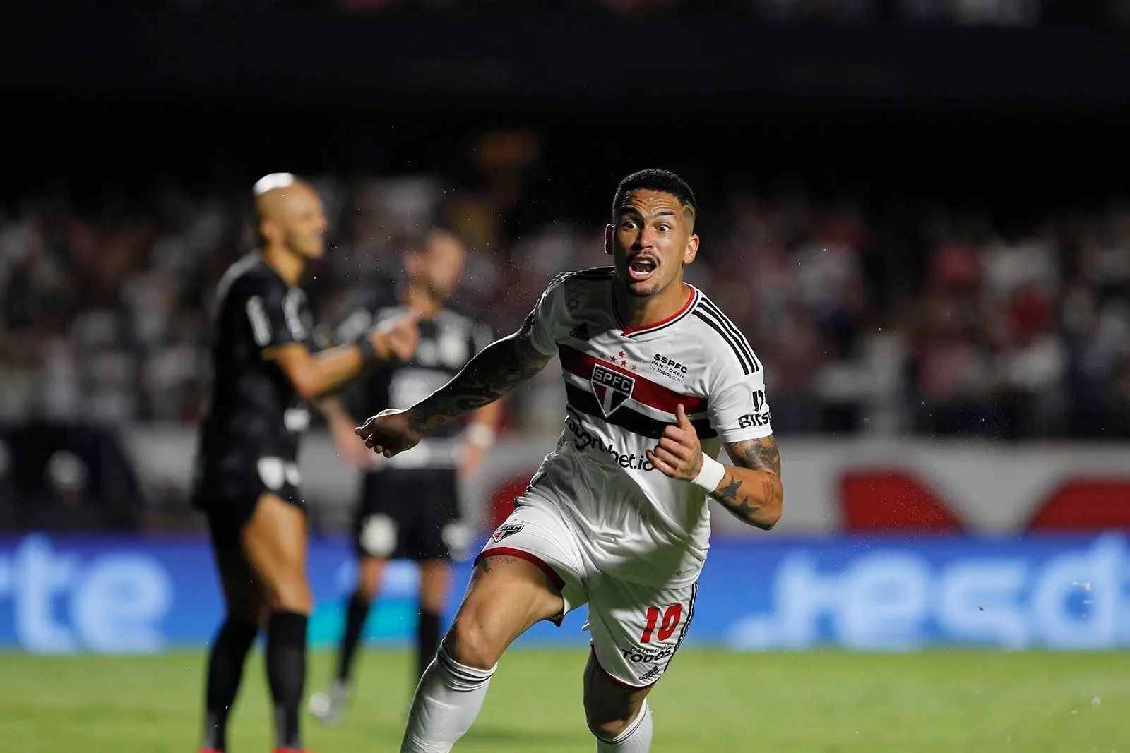 Luciano comemora gol pelo São Paulo