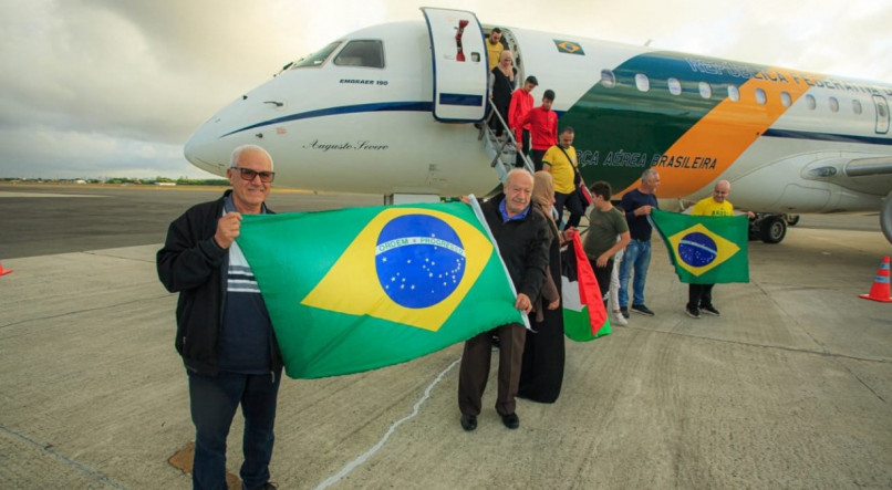 Avião fez escala e segue para Brasília
