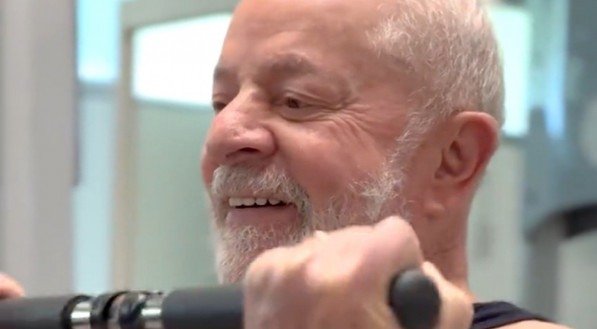 Lula aparece fazendo exercícios e chutando bola em recuperação após cirurgia