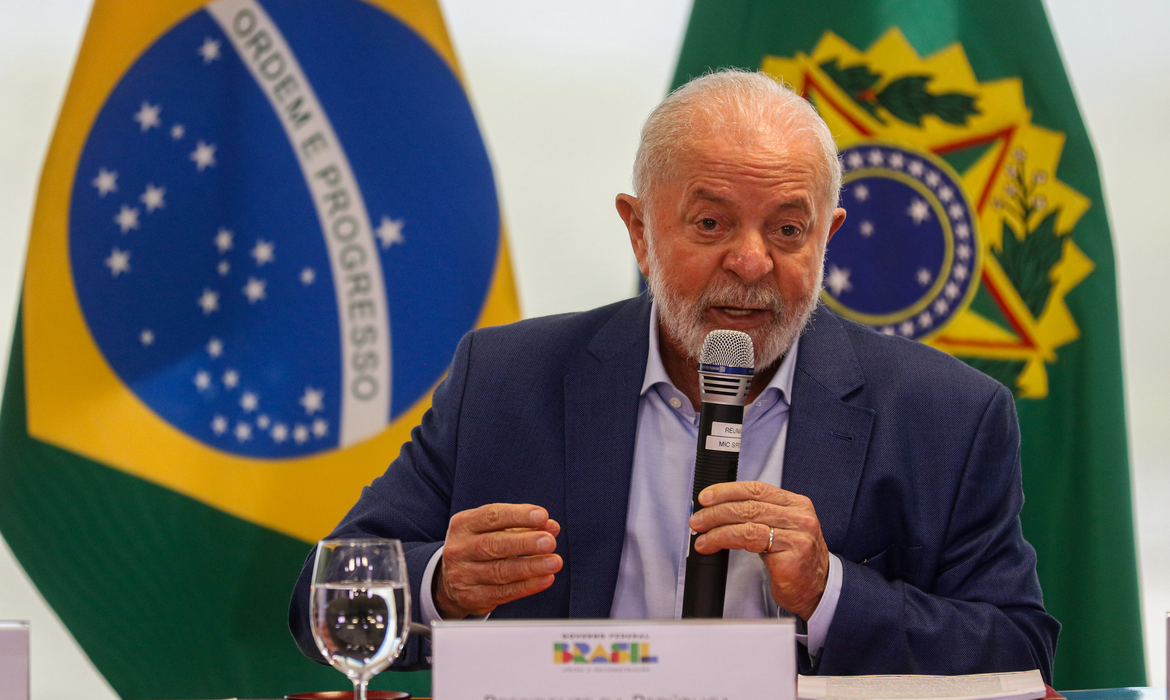 Lula disse que o governo federal n&atilde;o vender&aacute; ativos p&uacute;blicos, mas far&aacute; com que eles se tornem competitivos