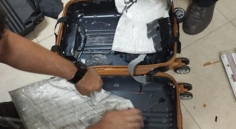 Droga foi encontrada em bagagem de mão