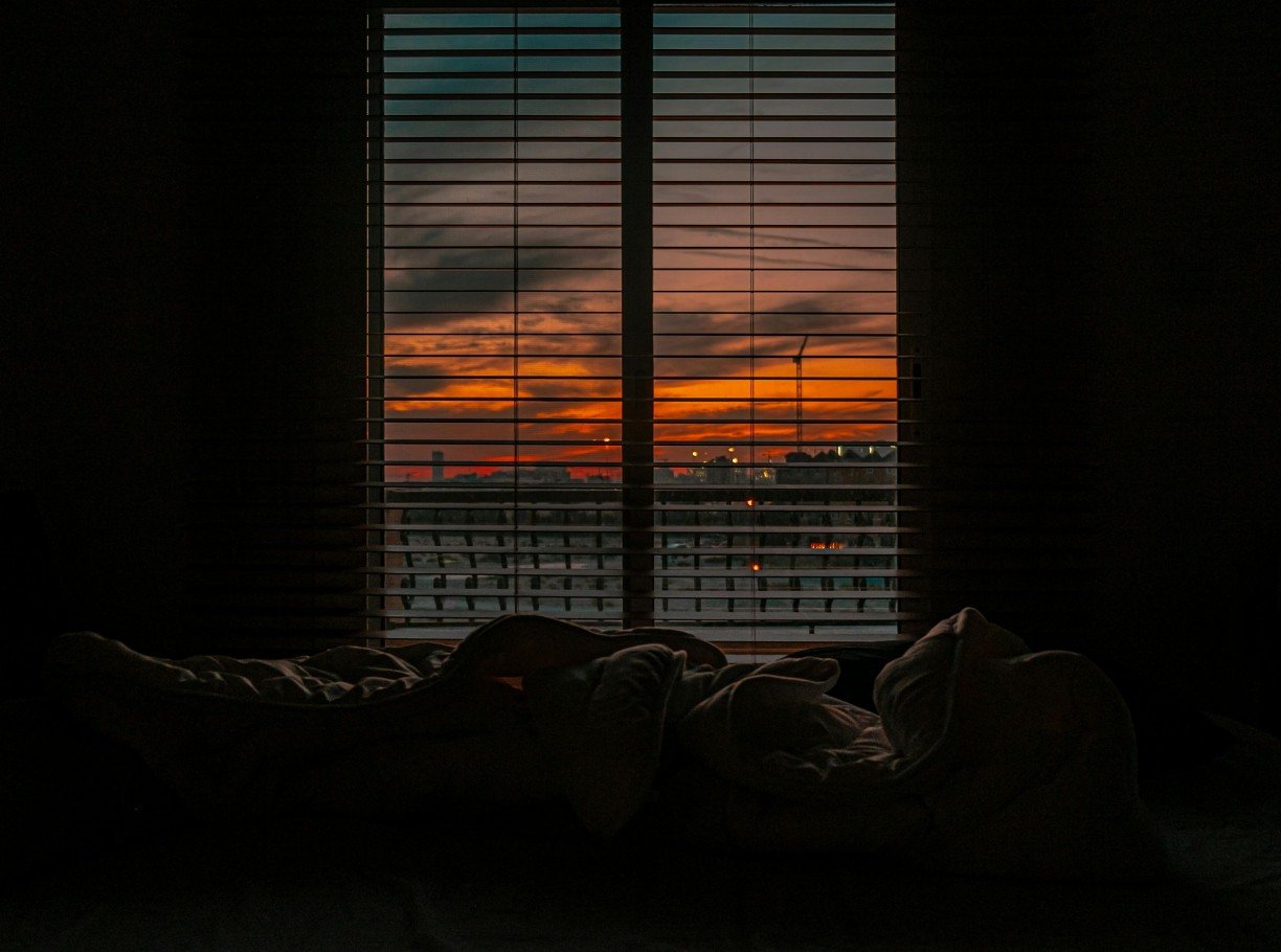 Foto de Mo Eid: https://www.pexels.com/pt-br/foto/cobertor-amassado-em-quarto-escuro-ao-por-do-sol-3337209/