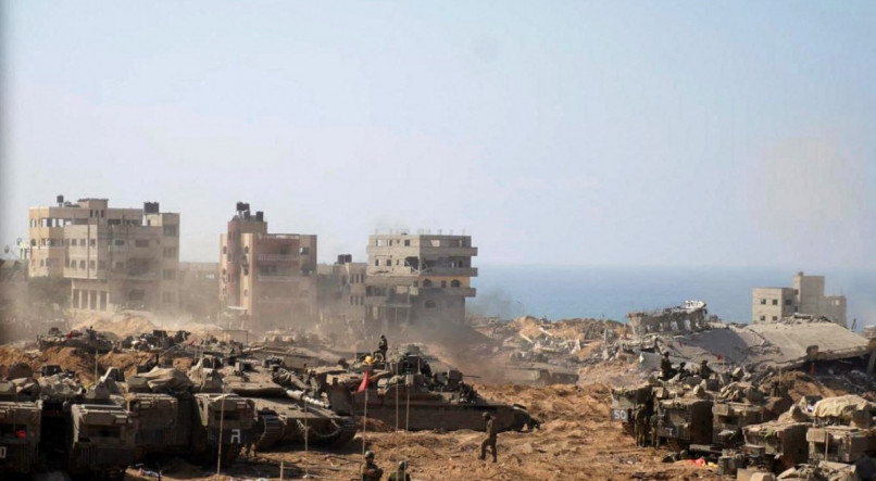 Imagem divulgada pelo exército mostra tanques e soldados israelenses estacionados em um local no norte da Faixa de Gaza