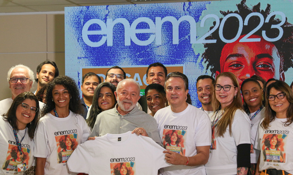 Lula conversou com jornalistas na sede do Instituto Nacional de Estudos e Pesquisas Educacionais Anísio Teixeira (Inep)