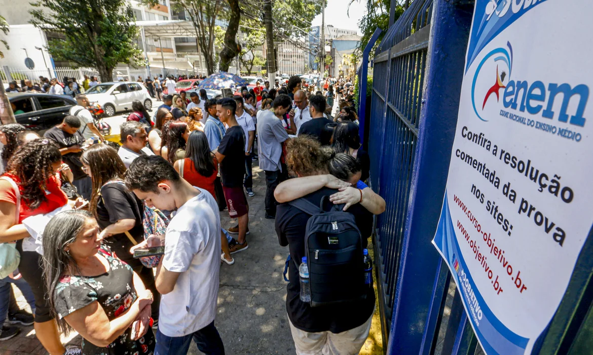 Primeira prova do Enem teve mais textos e nível de dificuldade médio 