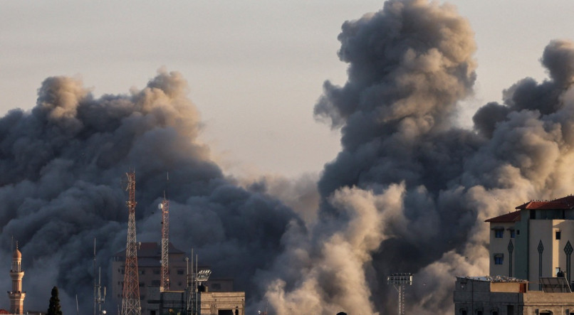 Ondas de fumaça após um ataque israelense em Rafah, no sul da Faixa de Gaza, em 6 de novembro de 2023