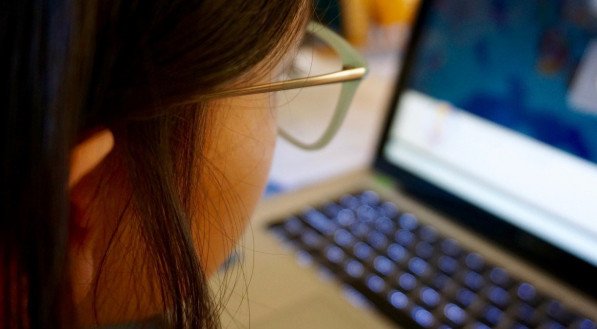 Imagem de estudante usando o computador