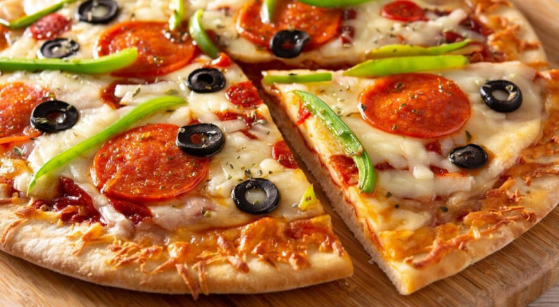 A pizza low carb deve ser preparada com ingredientes diferentes, como farinhas mais proteicas