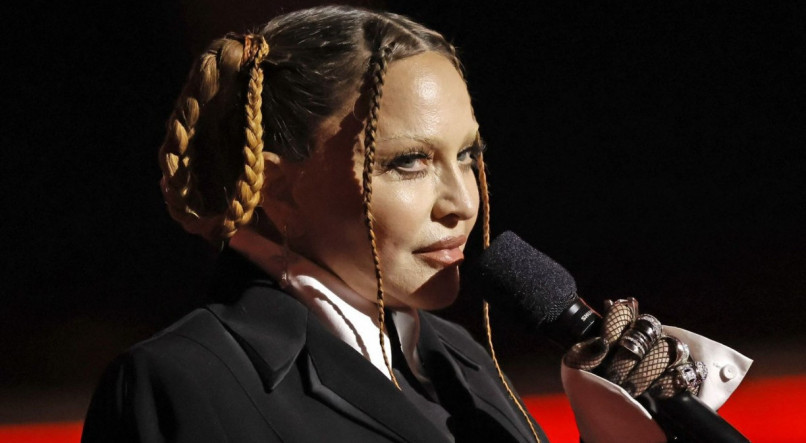 Cantora Madonna fala em microfone durante o Grammy 2023