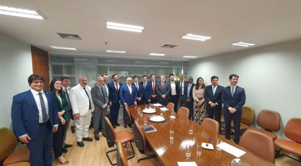 "A política é conseguir juntar todo mundo para um interesse comum", diz João Campos sobre encontro com a bancada federal 