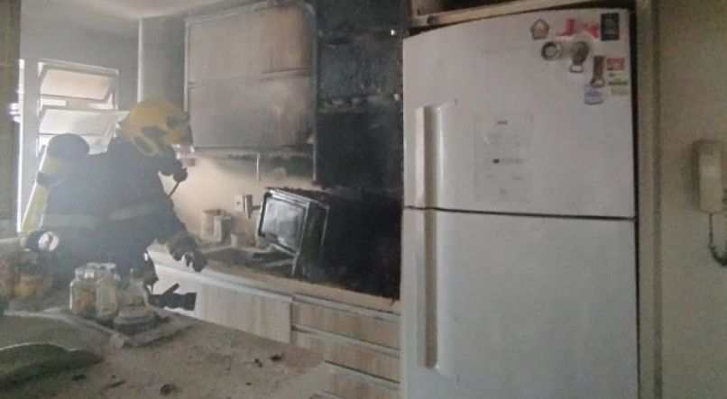 Air fryer explode, causa incêndio e destrói cozinha