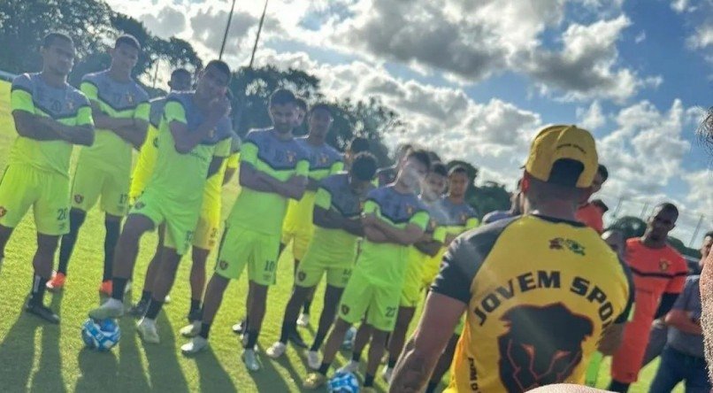 Presidente da Jovem, Renatinho conversa com elenco do Sport no CT