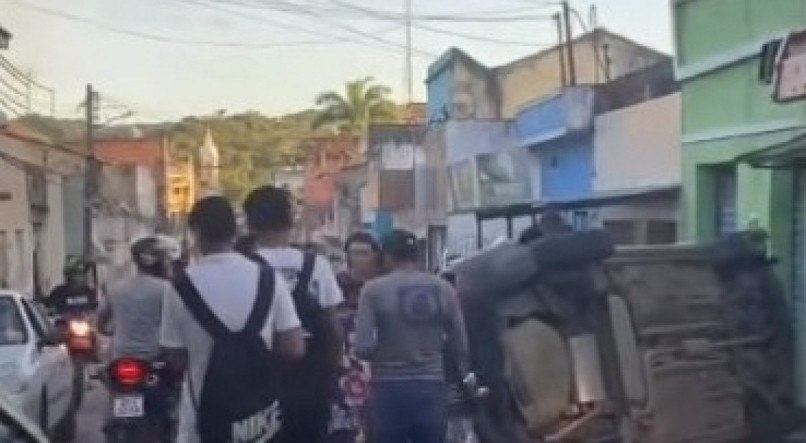 Ônibus escolar bate em três carros no município de Palmares