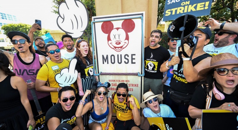 Membros e apoiadores do SAG-AFTRA fazem protesto em frente aos estúdios Disney no dia 95 da greve contra os estúdios de Hollywood em Burbank, Califórnia, em 16 de outubro de 2023