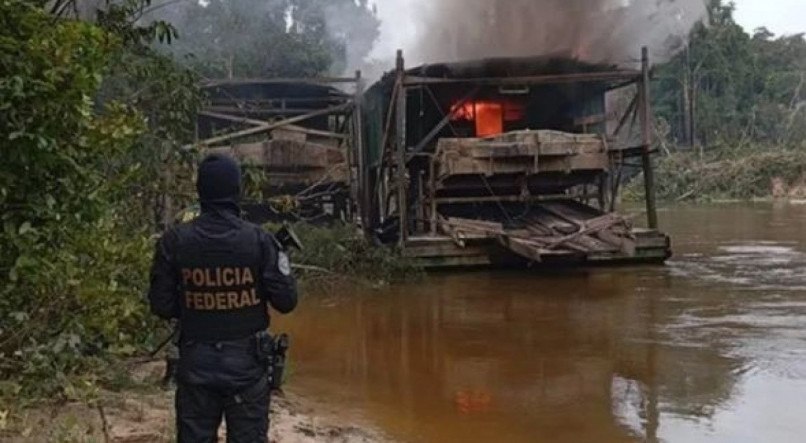 Dragas usadas no garimpo ilegal no Amazonas são destruídas