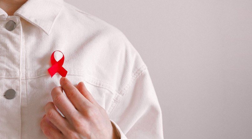 A fita vermelha é o símbolo da luta contra o HIV e a Aids