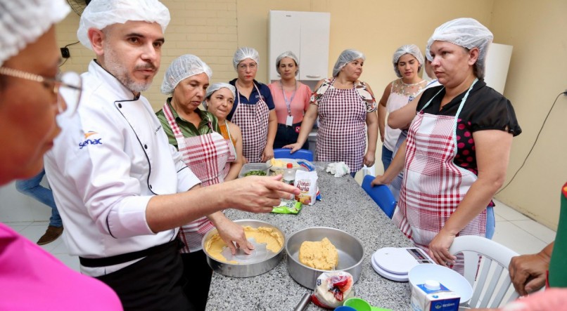 Iniciativa promove  intercâmbio de saberes e técnicas entre as merendeiras e uma equipe de cozinheiros profissionais, comandada pelo chef César Santos