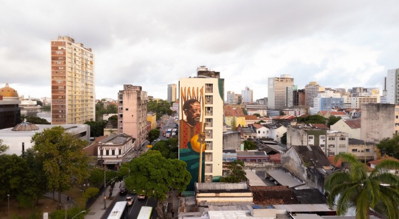 Megamural de Naná Vasconcelos na fachada do Edifício Guiomar, localizado no bairro da Boa Vista, em frente ao Parque 13 de Maio