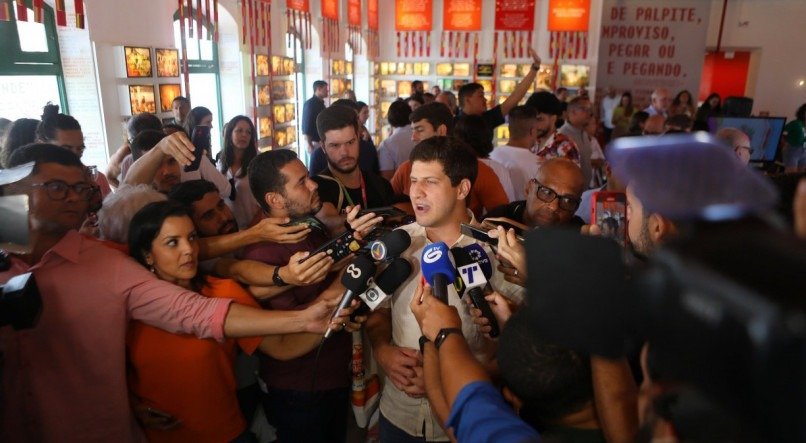 João Campos em coletiva do Carnaval do Recife, no Paço do Frevo, nesta sexta-feira (10)