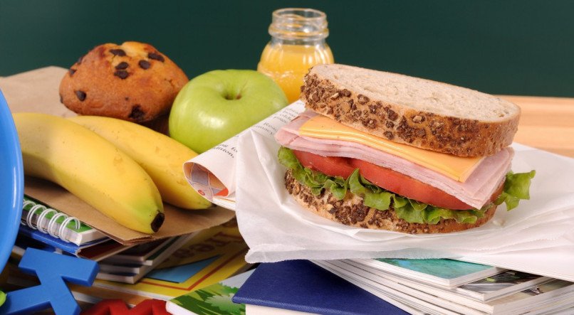 Se der fome durante a prova, os estudantes podem se beneficiar de lanches, desde que sejam leves e balanceados