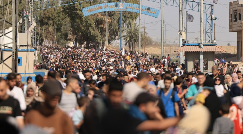 Várias pessoas tentam deixar Gaza pela fronteira com o Egito