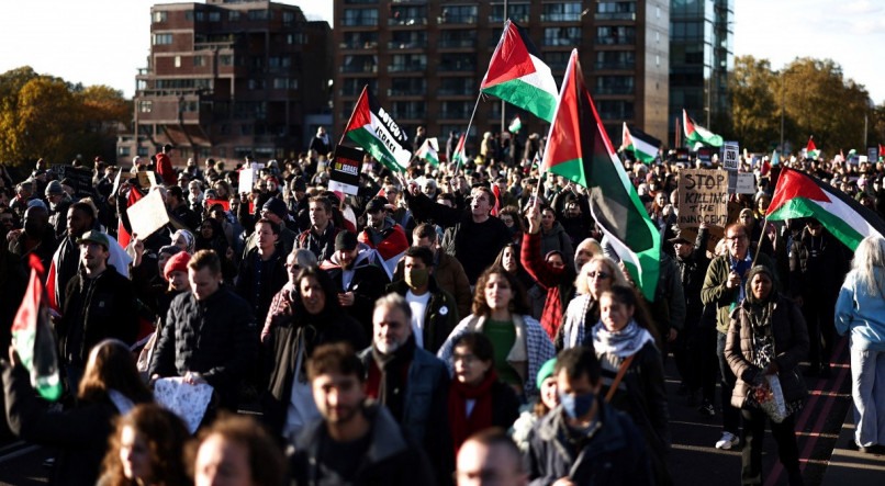 Cerca de 300.000 pessoas marcharam pacificamente em Londres neste sábado (11) para pedir um cessar-fogo em Gaza