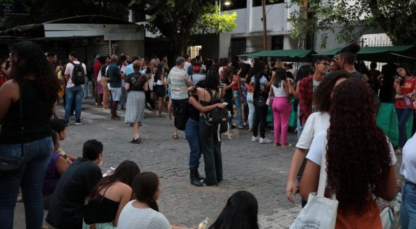 SEGUNDO DIA DO ENEM, SAÍDAS DOS ESTUDANTES QUE FIZERAM O EXAME DA UNIVERSIDADE CATOLICA, CENTRO DO RECIFE. ENEM.