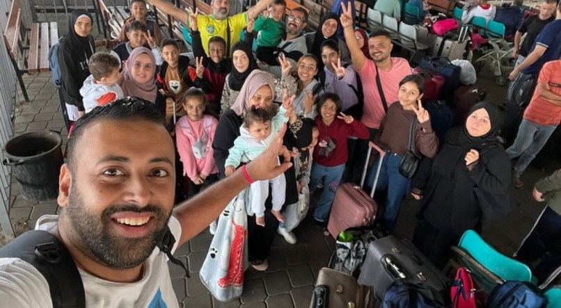 Selfie de Hasan Rabee com o grupo de brasileiros instantes antes de concretizarem a saída de Gaza