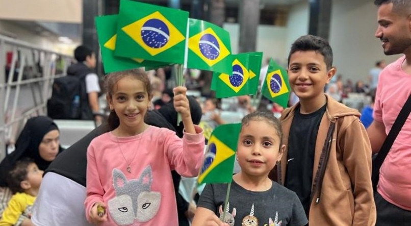 Algumas das crianças do grupo de brasileiros repatriados no lado egípcio da fronteira com Gaza