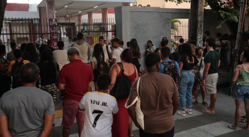 SEGUNDO DIA DO ENEM, SA&Iacute;DAS DOS ESTUDANTES QUE FIZERAM O EXAME DA UNIVERSIDADE CATOLICA, CENTRO DO RECIFE. ENEM.